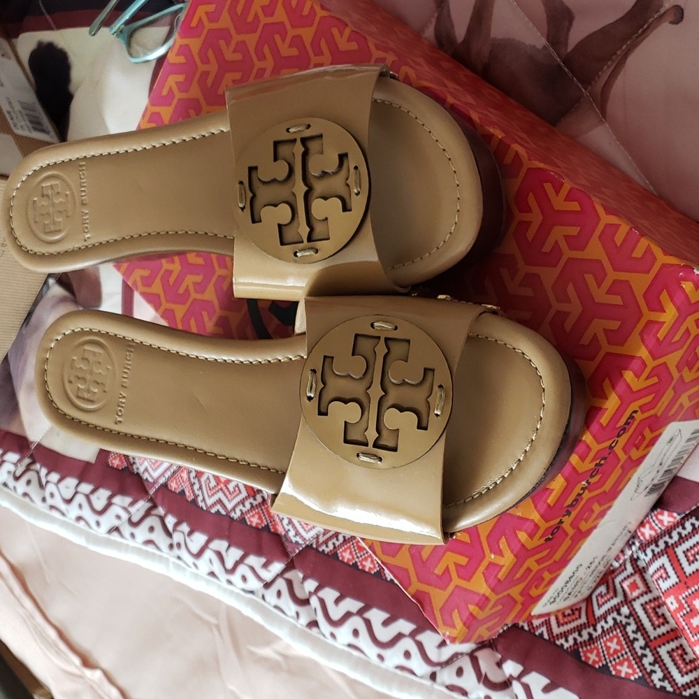 Patent leather wedge slides